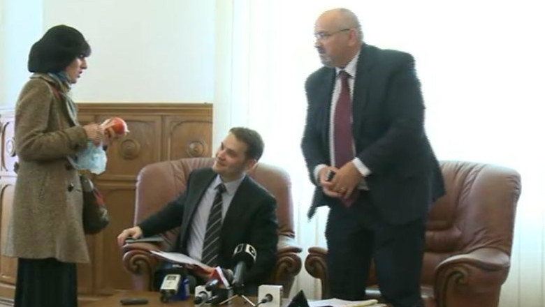 VIDEO. Ministri si fosti sefi de stat atacati cu oua, rosii si cerneala Imagine