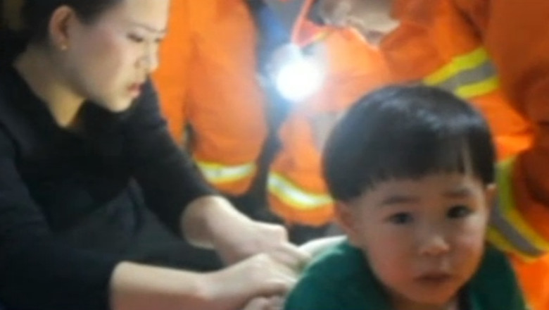 VIDEO. Misiune de salvare a unei fetite blocate in masina de spalat Imagine