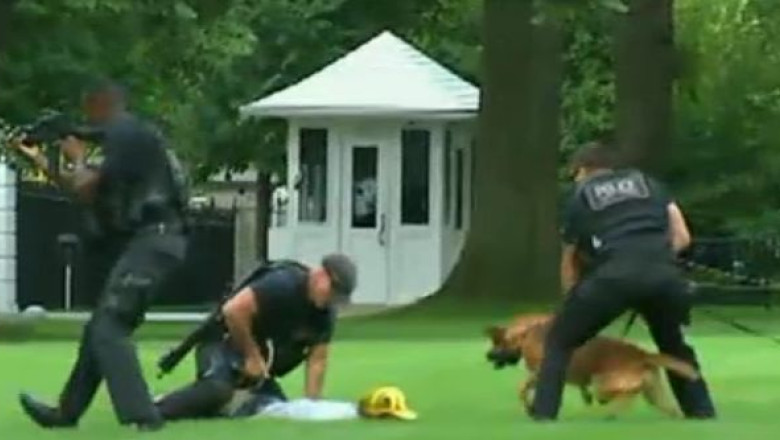 VIDEO. Momente de panica la Casa Alba. Un barbat a sarit gardul si a intrat pe peluza, inainte sa fie retinut Imagine