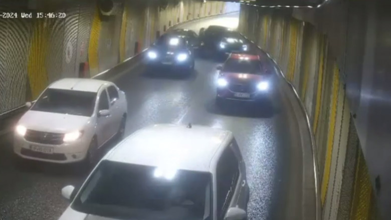 VIDEO. Momentul accidentului din Pasajul Unirii. In imagini se vede cum o masina de teren intra cu viteza si ii loveste pe cei din fata Imagine