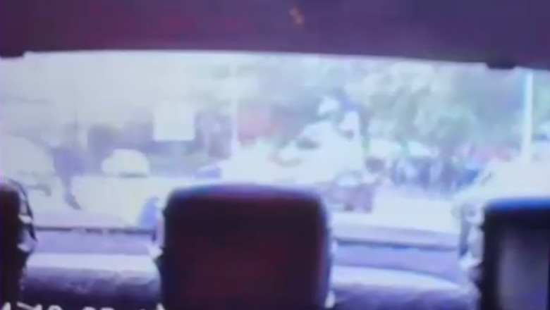 VIDEO Momentul atacului din Crangasi. O camera de bord i-a inregistrat pe cei doi tineri care loveau un barbat cu bate Imagine