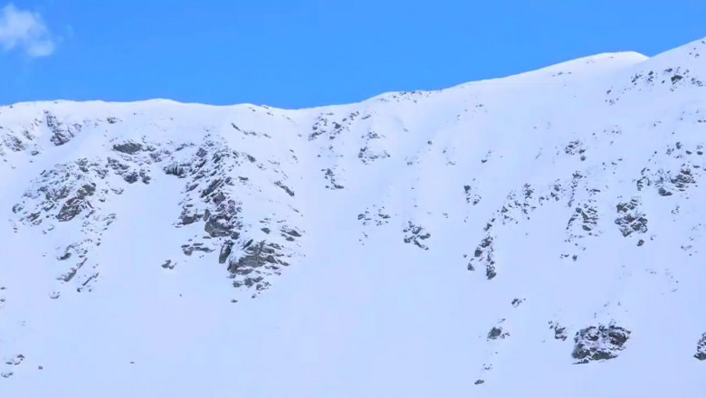 VIDEO Momentul in care o schioare provoaca o avalansa in Muntii Rodnei. Femeia a fost tarata de valul de zapada, dar a scapat cu viata Imagine