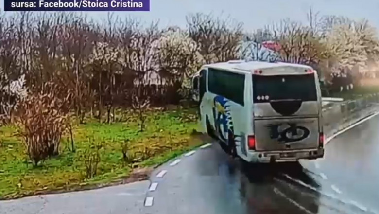 VIDEO. Momentul in care un autocar plin cu pasageri se rastoarna pe o sosea din Ialomita Imagine