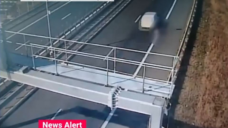 VIDEO Momentul in care un barbat cade dintr-o duba pe Autostrada A1 Imagine