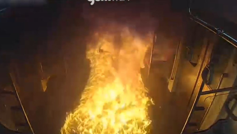 VIDEO Momentul in care un barbat toarna benzina si da foc unui vagon de metrou plin de calatori, in Seul Imagine