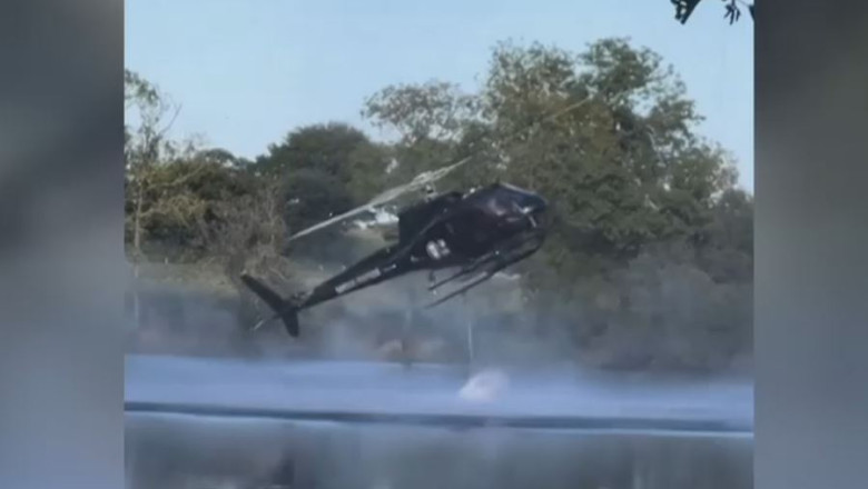 VIDEO Momentul in care un elicopter folosit pentru stingerea incendiilor se prabuseste intr-un lac din Franta Imagine
