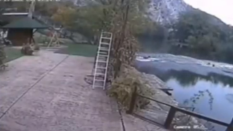 VIDEO. Momentul in care un pod pietonal se prabuseste in Serbia. Doi oameni au murit si 11 au fost raniti Imagine
