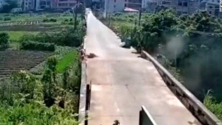 VIDEO. Momentul in care un pod se rupe in doua din cauza caldurii extreme, in China Imagine