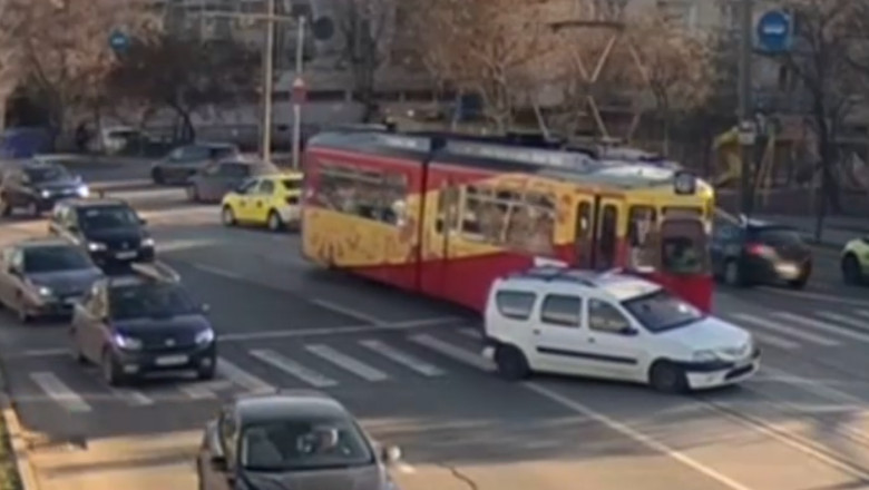 VIDEO Momentul in care un sofer din Iasi vireaza la stanga si este lovit in plin de tramvai Imagine