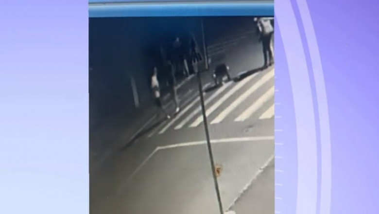 VIDEO. Momentul in care un tanar este injunghiat in strada, in Turnu Magurele. Imaginile surprinse de o camera de supraveghere Imagine