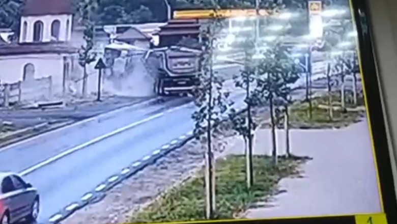 VIDEO Momentul in care un TIR intra cu viteza in capela unei biserici din Titu Imagine