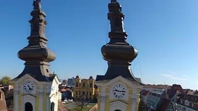 VIDEO. Montarea a doua cruci de cate 100 de kilograme pe o biserica din Timisoara Imagine