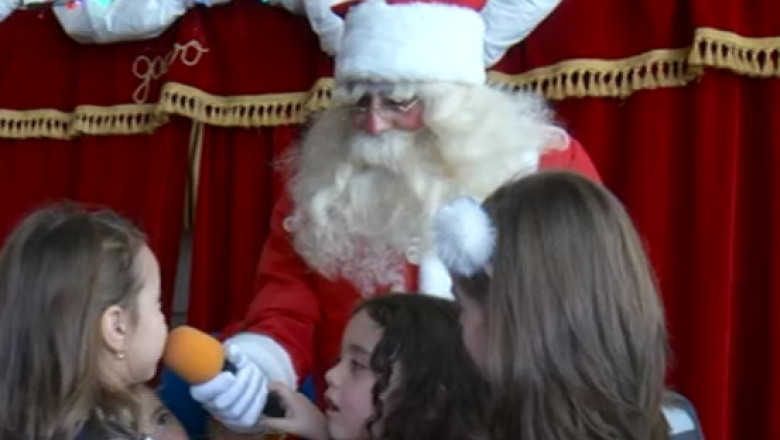 VIDEO. Mos Craciun a ajuns in Romania. Sute de copii l-au asteptat la aeroport Imagine