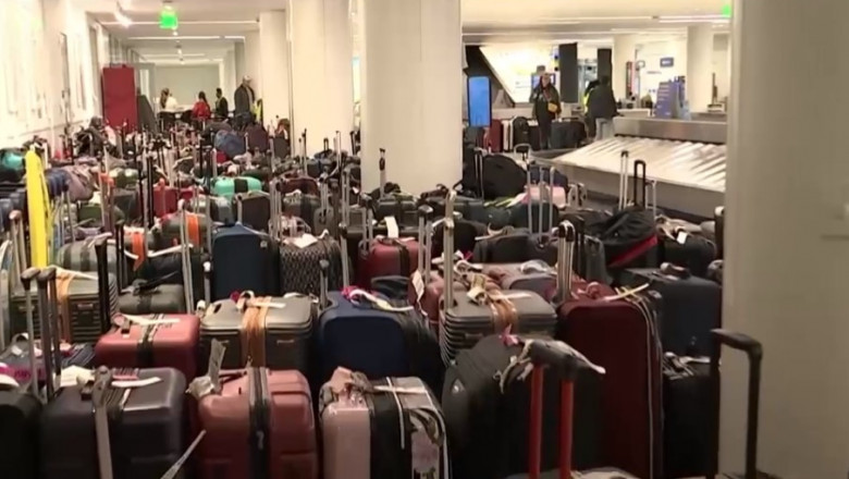 VIDEO Munti de bagaje ratacite pe aeroporturile din SUA, dupa viscolul arctic. Mii de zboruri au fost anulate Imagine