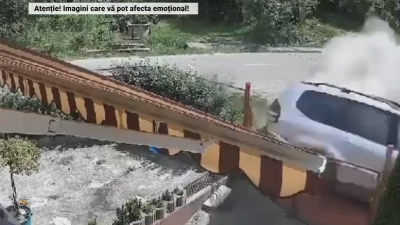 VIDEO O adolescenta fara permis a plonjat cu masina intr-o casa, in Gorj. Fata a ajuns la spital Imagine