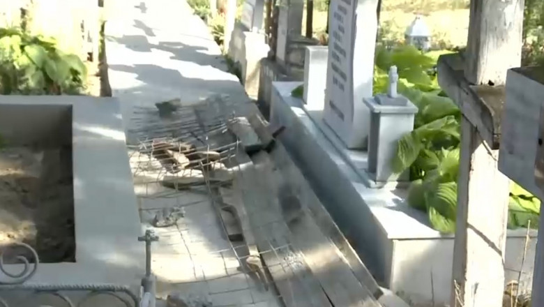 VIDEO. O alee de beton turnata peste morminte a iscat un mare scandal intr-un cimitir din Vrancea: „Sa cad jos. Este mama mea” Imagine