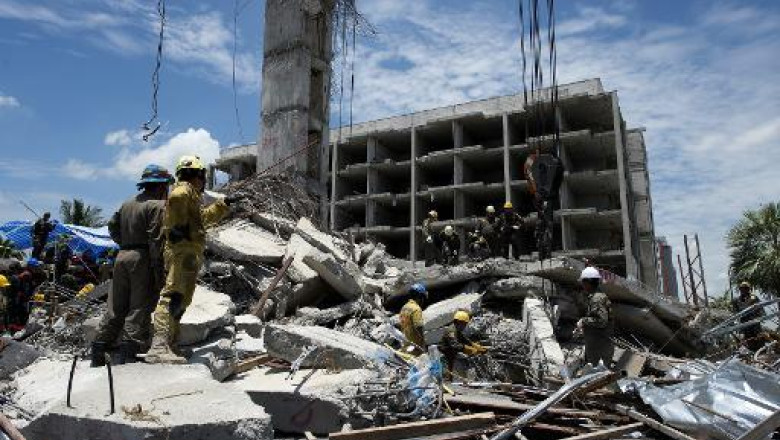 VIDEO O cladire in constructie s-a prabusit in Thailanda. Cel putin trei oameni au murit Imagine