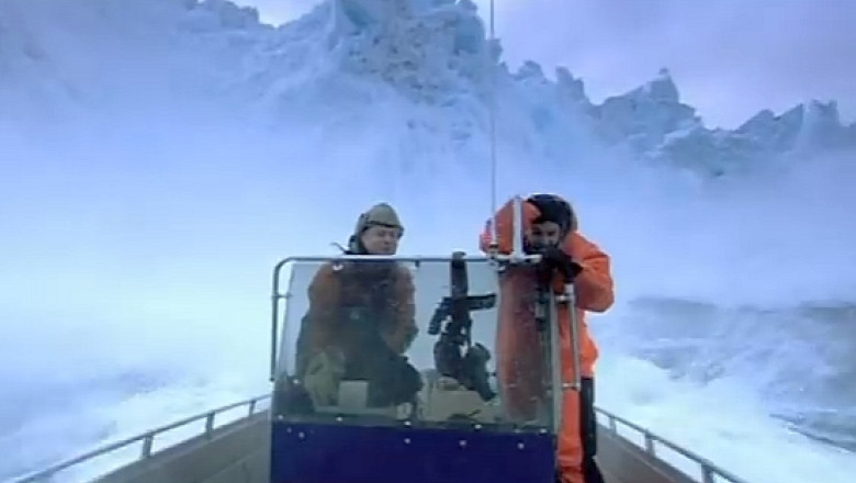 VIDEO O echipa de filmare a BBC, la un pas de a fi zdrobita de bucati dintr-un ghetar Imagine