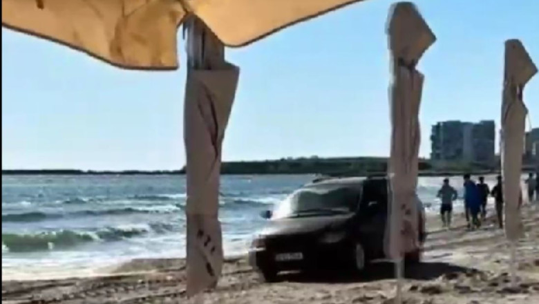 VIDEO O femeie a intrat cu masina pe plaja din Mamaia si a ramas blocata in nisip. In autoturism se aflau si doi copii Imagine
