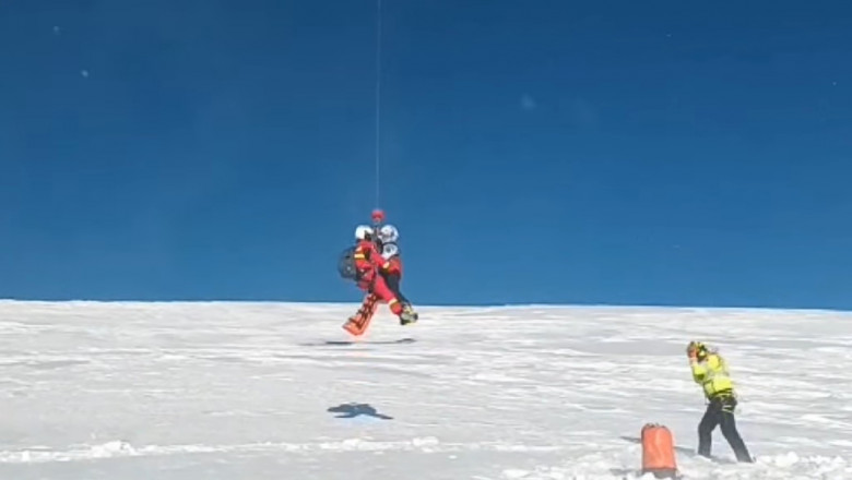 VIDEO O femeie care schia in Muntii Bucegi si-a fracturat piciorul si a fost transportata cu elicopterul Imagine