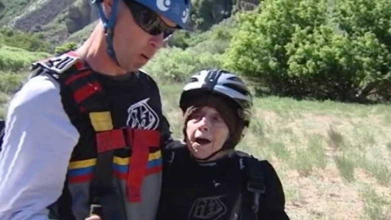 VIDEO. O femeie de 102 ani si-a facut cadou de  ziua de nastere un salt cu parasuta Imagine