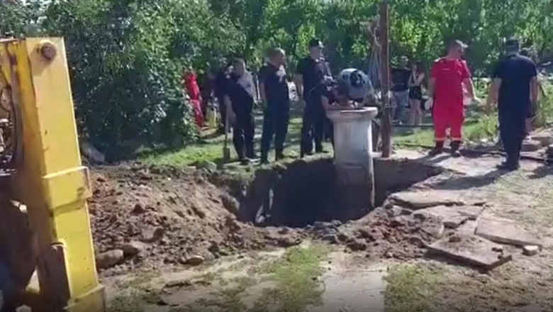 VIDEO O femeie de 82 de ani care a cazut intr-o fantana adanca de 10 metri a fost salvata dupa o operatiune de peste trei ore Imagine