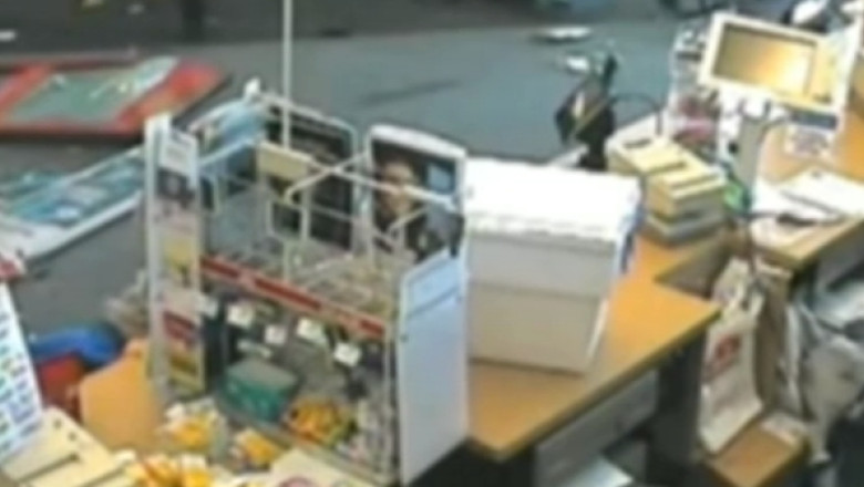 VIDEO. O femeie de 84 de ani a intrat cu masina in farmacie Imagine