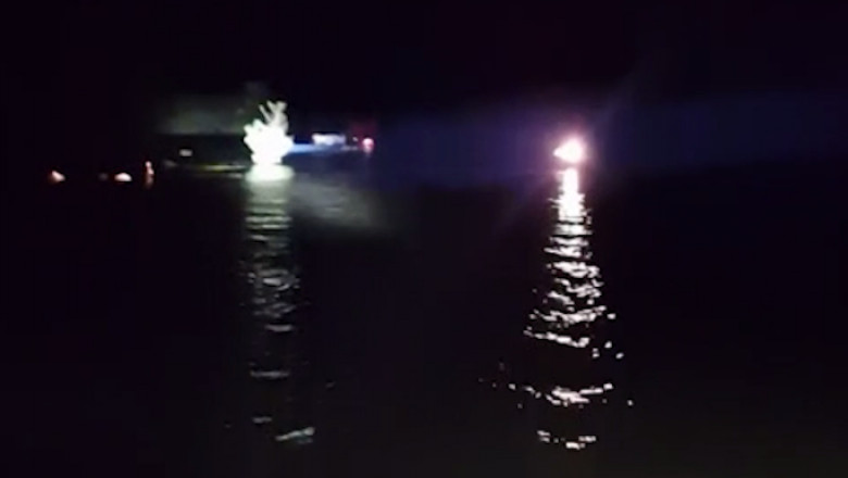 VIDEO. O femeie insarcinata si un barbat, salvati de politistii de frontiera, dupa ce barca in care se aflau plutea in deriva pe Dunare Imagine
