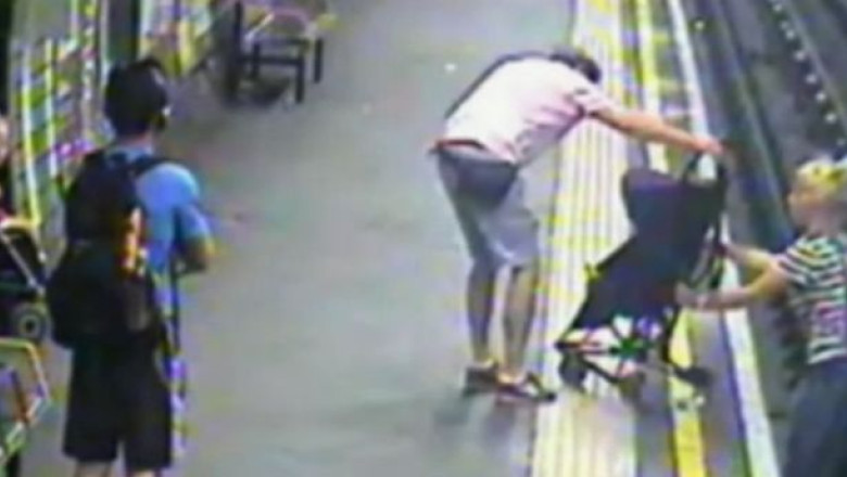 VIDEO. O femeie isi salveaza copilul cazut pe sinele metroului din Londra Imagine