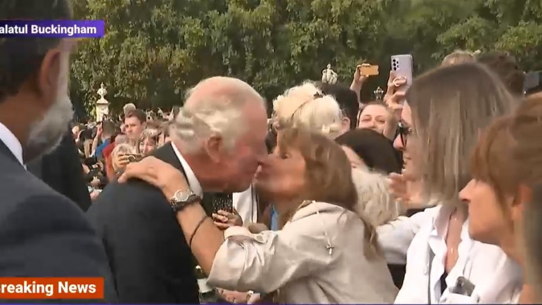 VIDEO. O femeie l-a sarutat pe Charles in timp ce noul rege facea prima baie de multime in fata Palatului Buckingham Imagine