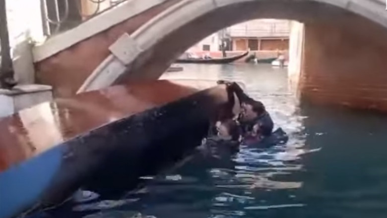 VIDEO O gondola s-a rasturnat pe un canal din Venetia din cauza turistilor care stateau in picioare si isi faceau selfie Imagine
