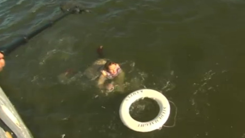 VIDEO. O jurnalista din Olanda a cazut in apa in timpul unui interviu Imagine