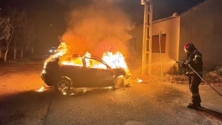VIDEO. O masina a luat foc dupa ce a lovit un stalp de beton. La volan era un copil de 15 ani Imagine