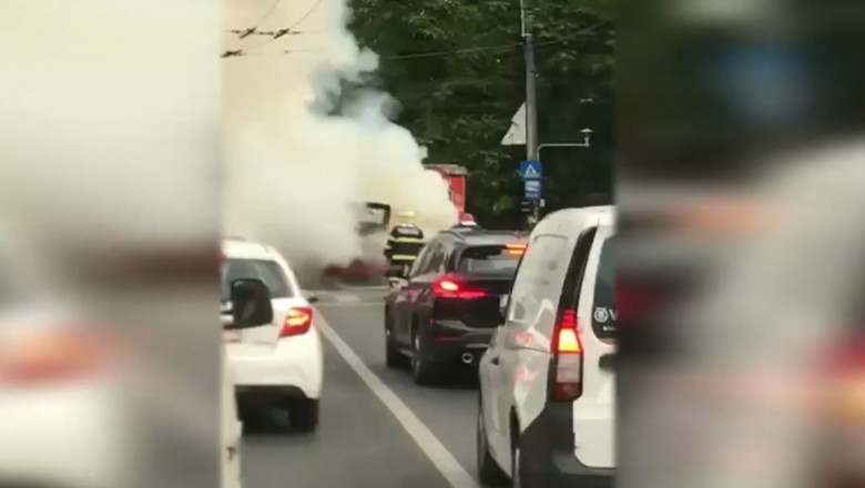 VIDEO. O masina a luat foc in traficul din Bucuresti Imagine