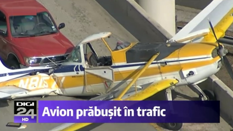 VIDEO O masina, lovita de un avion pe autostrada. Soferul autoturismului a fost ranit, pilotul a scapat cu viata Imagine