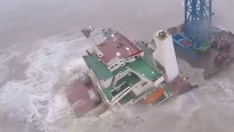 VIDEO. O nava a fost rupta in doua de valuri uriase. 27 de marinari sunt dati disparuti in Marea Chinei de Sud Imagine