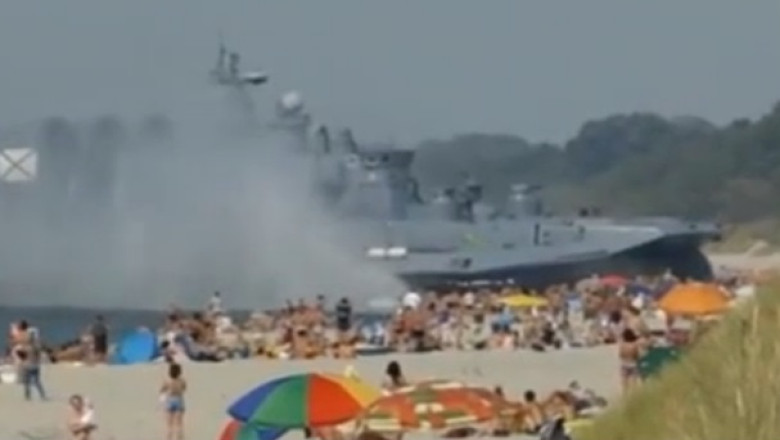 VIDEO. O nava militara a intrat peste turistii aflati pe plaja Imagine