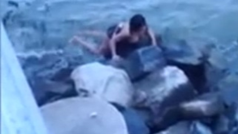 VIDEO. O tanara a scapat cu viata, dupa ce a cazut 12 metri cu masina in apa Imagine