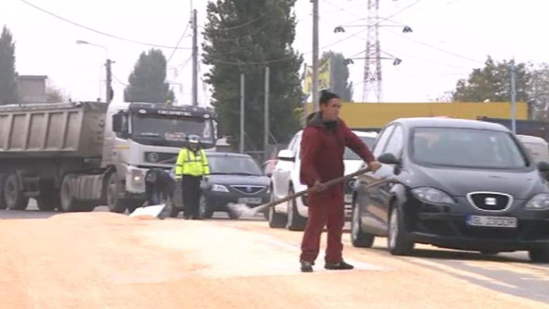 VIDEO O tona de porumb pierduta pe sosea. Localnicii au adunat marfa sub ochii politistilor Imagine