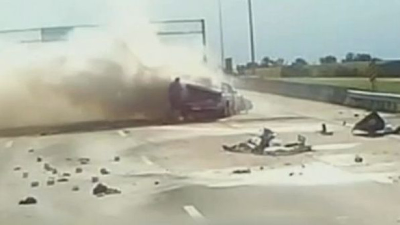 VIDEO. Omul potrivit, la locul potrivit. Un sofer de tir a salvat doi oameni dintr-o masina in flacari Imagine