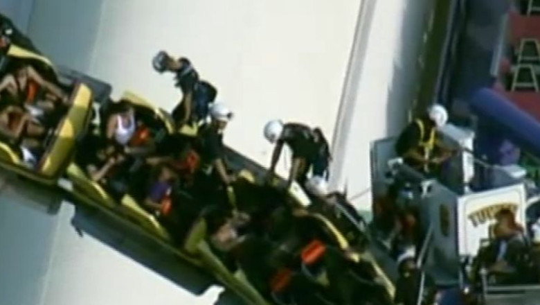 VIDEO. Operatiune de salvare la inaltime. 24 de tineri au ramas blocati intr-un roller coaster, timp de patru ore Imagine