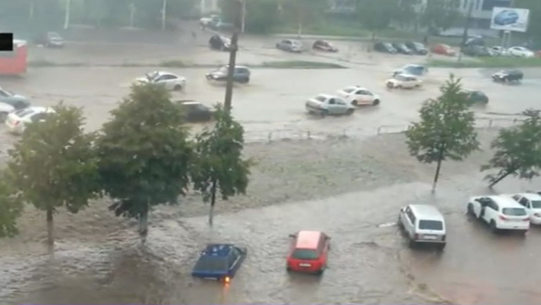 VIDEO. Oras inundat in centrul Rusiei. Zeci de masini au fost luate de ape Imagine