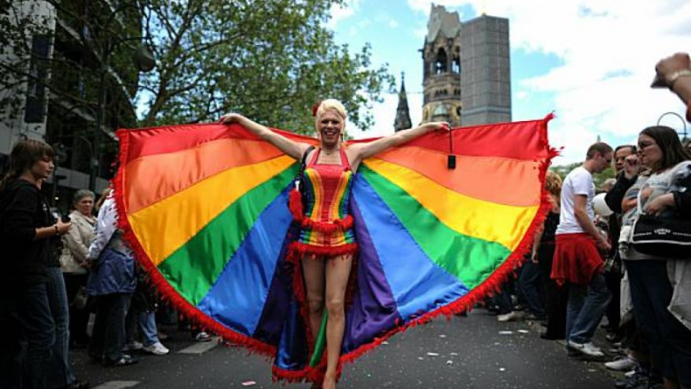 VIDEO. Parada gay de la Berlin. Sute de mii de oameni au cerut legalizarea casatoriilor homosexuale Imagine