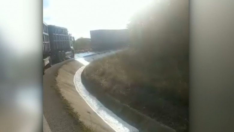 VIDEO. Parau de bere pe o sosea din Olt, dupa ce sute de sticle au cazut dintr-un camion. Traficul a fost ingreunat Imagine