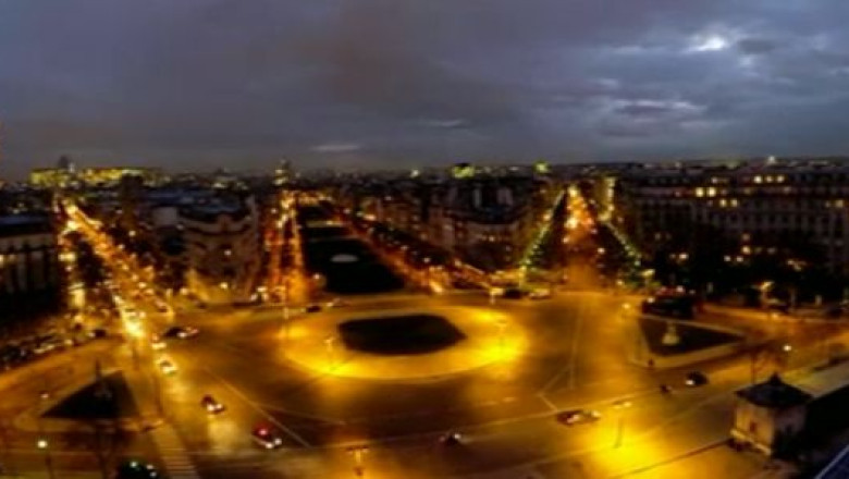 VIDEO. Parisul, survolat din nou de drone pe timpul noptii Imagine