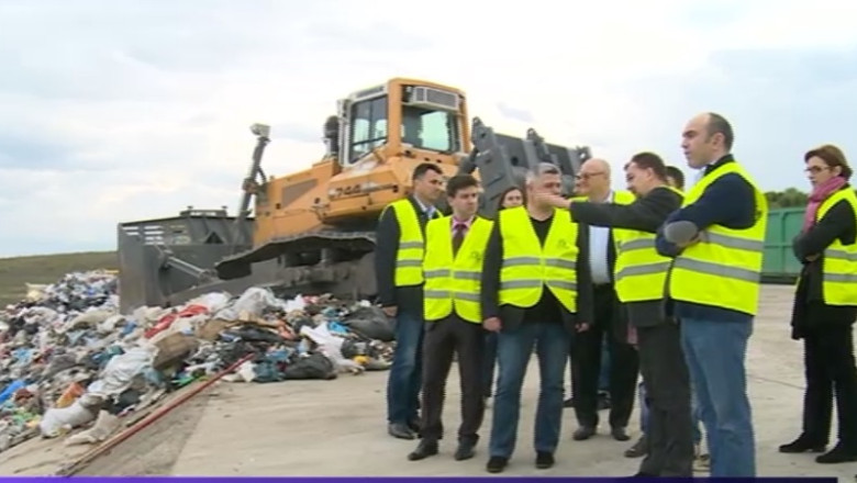 VIDEO. Parlamentari in pantofi, langa gunoaie. "Hai sa ne faca poze aici, sa se vada ca suntem la groapa"  Imagine