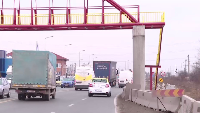 VIDEO. Pasarela pietonala de cosmar: Nu are trepte si a fost si amplasata gresit, in mijlocul unei benzi de circulatie Imagine