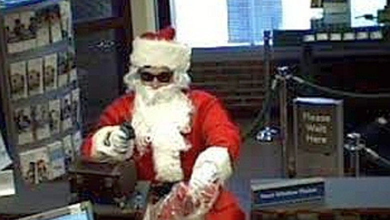 VIDEO Patru Mosi Craciuni inarmati jefuiesc un magazin de bijuterii din Albania Imagine