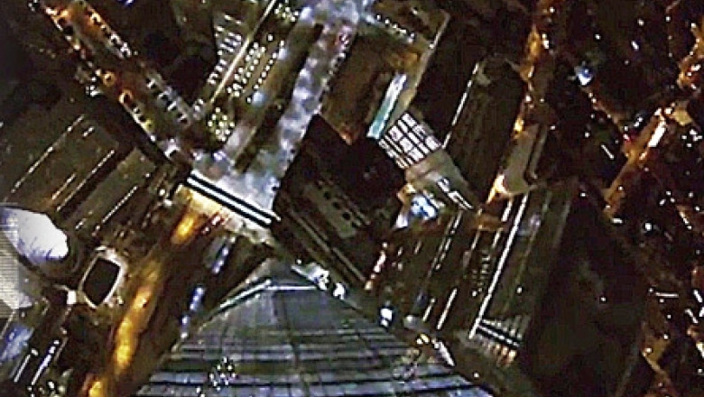 VIDEO Patru tineri, arestati dupa ce au sarit cu parasuta de pe One World Trade Center Imagine