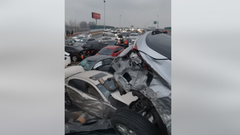 VIDEO Peste 100 de masini s-au ciocnit pe o autostrada acoperita de gheata din China Imagine